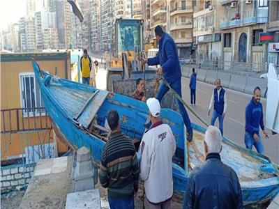 بالصور| إزالة حطام مراكب الصيد بشاطئ ميامي في الإسكندرية