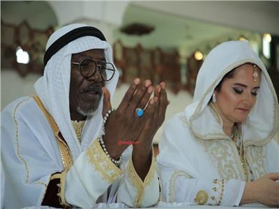 فيديو وصور| ألفا بلوندي يتزوج على «الطريقة الإسلامية»