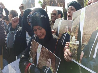 جنازة مبارك | بكاء سيدات مصر من أمام مقابر "عائلة مبارك" .. فيديو 