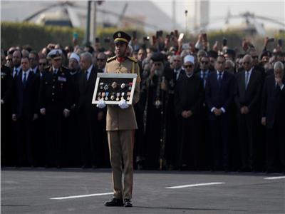 فيديو| تعرف على الأوسمة والنياشين التي تقدمت جنازة مبارك العسكرية