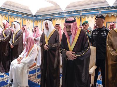 الملك سلمان يؤدي صلاة الميت على الأمير طلال بن سعود بن عبد العزيز