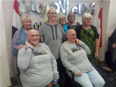 صور| بريطانيتان تحلقان شعريهما لدعم مرضى السرطان بالأقصر