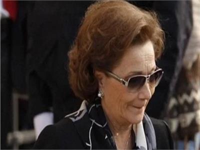 سوزان مبارك تتلقى عزاء الرئيس الراحل مبارك