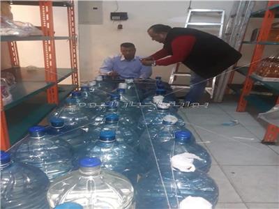 ضبط 798 لتر مياه معبأة مجهولة المصدر وإغلاق 4 منشآت غذائية بجنوب سيناء 