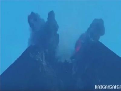 فيديو| لحظة ثوران بركان في إندونيسيا