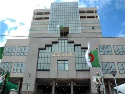 تأجيل محاكمة مسؤولين جزائريين سابقين بتهم الفساد إلى الغد