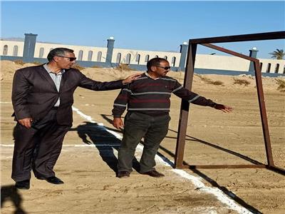 رئيس «طور سيناء» يتابع تنفيذ ملعب كرة القدم الشاطئية بـ«الفيروز»