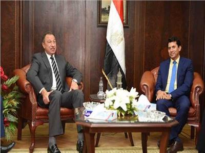 وزير الرياضة يطمئن على بعثات الأهلي والزمالك والمصري 