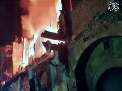 فيديو وصور| جهود الحماية المدنية للسيطرة على حريق محلات «الدرب الأحمر»