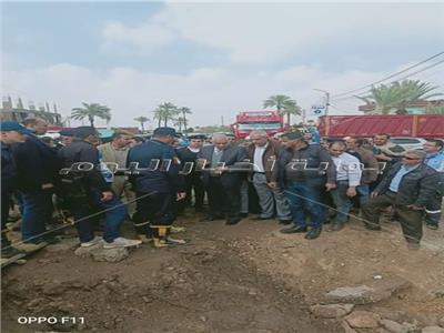 محافظ الجيزة وسط أهالي قرية الديسمي للوقوف على أضرار الطقس السيئ