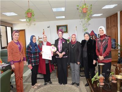 جامعة أسيوط تكرم والدة الشهيد مصطفى عثمان احتفالاً بعيد الأم