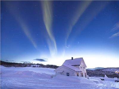 ظهور الشفق القطبي بسماء جزيرة «سينجا» في النرويج