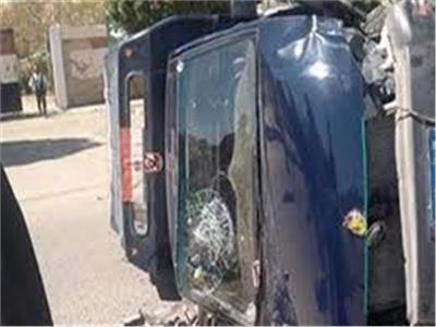 بالأسماء.. إصابة ضابطين و5 شرطيين في انقلاب سيارة شرطة بقنا
