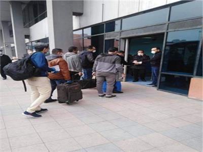 صور| مطار القاهرة يستقبل رحلة استثنائية قادمة من عمان تقل 135 مصريًا