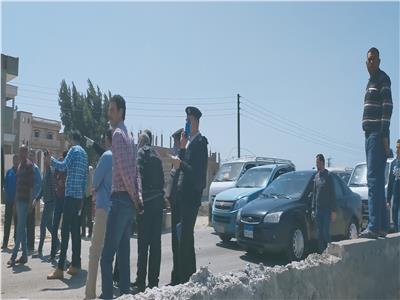 صور| توقف حركة السير على الطريق الزراعي بأبو حمص إثر اصطدام 3 سيارات 