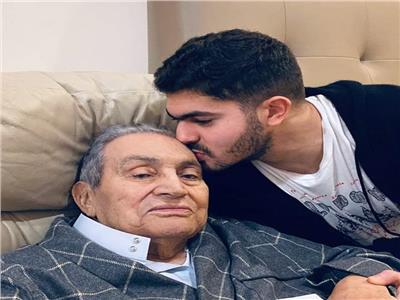 حفيد مبارك يعلق على كورونا: "من بعد جنازتك يا جدي معدش في عزاء ولا عمرة"