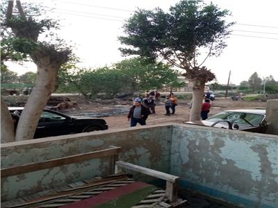مأساة| مسئولو السنطة يتخلصون من مياه الصرف الصحي بالترع 