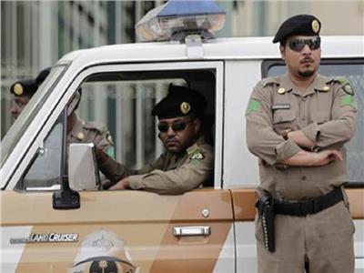 القبض على شخصين انتحلا صفة رجال الأمن لسلب ممتلكات المارة بالسعودية