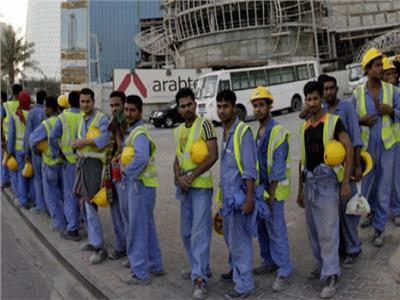 العفو الدولية: السلطات القطرية اعتقلت وطردت عشرات العمال الأجانب بسبب «كورونا»