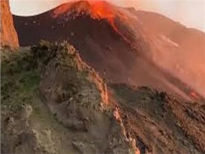 شاهد| بركان سترومبولي يبدأ ثوراته من جديد