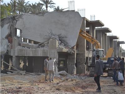 إزالة مبنيين بمساحة١٢٠٠متر في أبو النمرس بالجيزة
