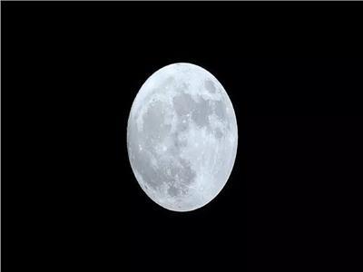 دراسة: القمر مكون من «صخور حية» 
