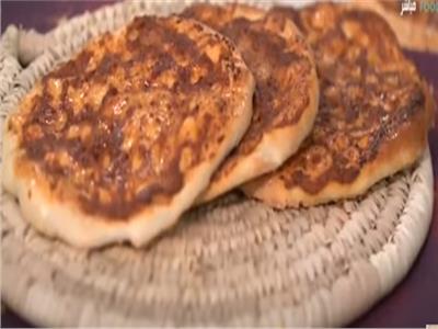 «سفرة رمضان».. كبدة شرائح مع خبز بالمحمرة| فيديو