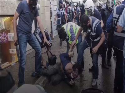 فيديو| إرهاب الشرطة التركية.. حينما يحصل «شرطي أردوغان» غير المؤهل على سلاح