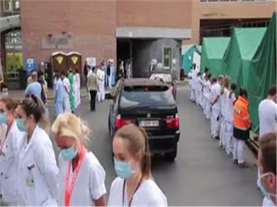 بالفيديو.. احتجاج صامت لعمال الرعاية الصحية ببلجيكا ضد رئيسة الوزراء  