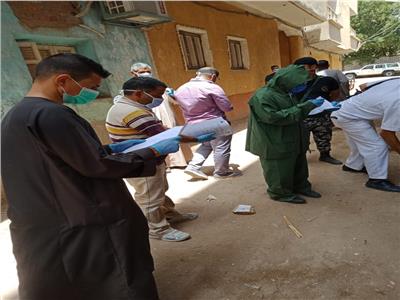 صور| فريق طبي لحصر المخالطين بعد تسجيل أول حالة كورونا إيجابية بدار السلام في سوهاج