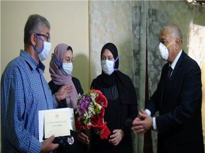 تكريم أسرة الممرضة صفاء محمد من شهداء من الطواقم الطبية بكورونا