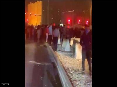 فيديو| عمال في قطر يتظاهرون احتجاجا على تأخر رواتبهم
