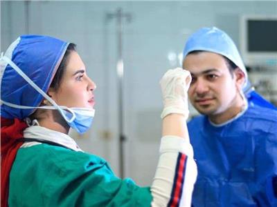 صور| «فوتوسيشن» يثير الجدل.. طبيبة ومريض داخل مستشفي عزل بعد قصة حب