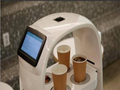 للمحافظة على التباعد الاجتماعي.. روبوت يصنع القهوة ويقدم المشروبات للزبائن| صور