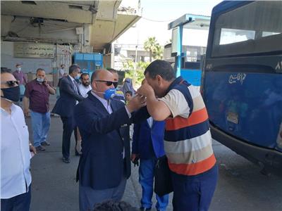 محافظ القاهرة يتفقد «موقف عبدالمنعم رياض» لمتابعة إلتزام المواطنين بالكمامات