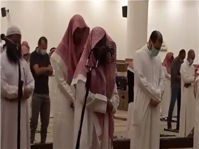 فيديو| بكاء إمام وخطيب بالرياض في تلاوة خاشعة بعد إعادة فتح المساجد