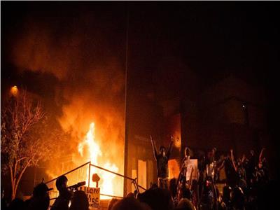متظاهرون في الولايات المتحدة يضرمون النيران في مركز «مرسيدس» | فيديو