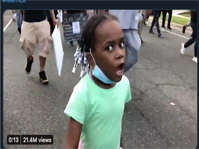 الطفلة ذات الـ٧ سنوات تتحول إلي أيقونة لمشاركتها في مسيرة الحياة السوداء