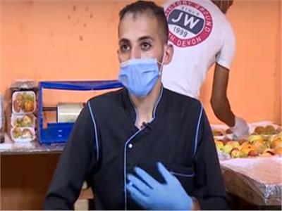 فيديو| شيف يتطوع بتحضير 120 وجبة يوميا لمصابي كورونا