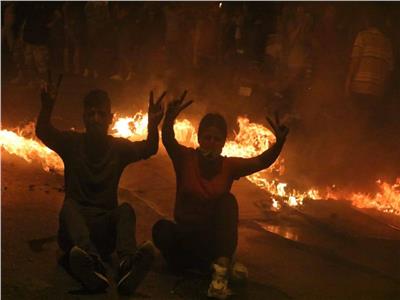 بالصور| في «ليلة الدولار».. مئات المحتجين يتظاهرون بشوارع بيروت