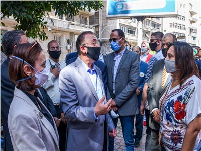 محافظ الإسكندرية يتفقد أعمال مبادرة «أجمل بطلابها» لتجميل أسوار المدارس
