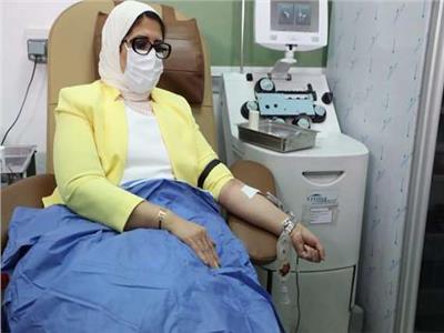 وزيرة الصحة تتبرع بالدم.. وتؤكد زيادة مراكز سحب البلازما لـ20 مركزا
