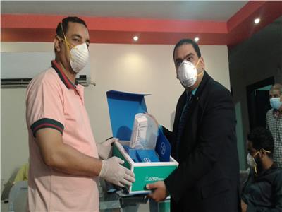 نقابة الأطباء توزع 250 علبة مستلزمات طبية على مستشفيات العزل في أسوان