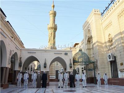 صور| حملة تعقيم وتطهير في مسجد السيدة نفسية قبل فتح أبوابه