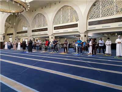 صور| العشرات يؤدون صلاة الظهر بالمسجد الجامع.. والالتزام بالكمامات واصطحاب «المصلية»