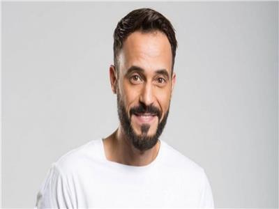 خاص| طارق الشناوي: يوسف الشريف يمنع الممثلات من ارتداء ملابس جريئة بأعماله