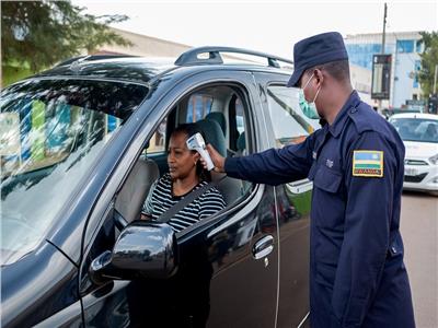 شرطة رواندا تقوم بفحوصات فيروس كورونا في الشوارع