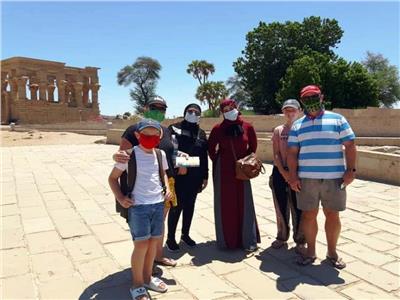محافظ أسوان يتابع الإجراءات الإحترازية بالمواقع الأثرية والسياحية