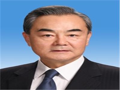 وزير خارجية الصين يكتب: تعزيز التعاون في مكافحة الجائحة