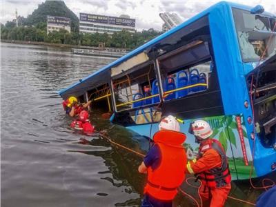 مصرع 21 شخصًا في حادث سقوط حافلة في بحيرة بالصين